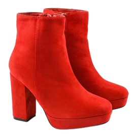 Botines de ante rojo en el poste de Skye 3