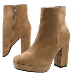 Botines de ante beige en el poste de Skye 1
