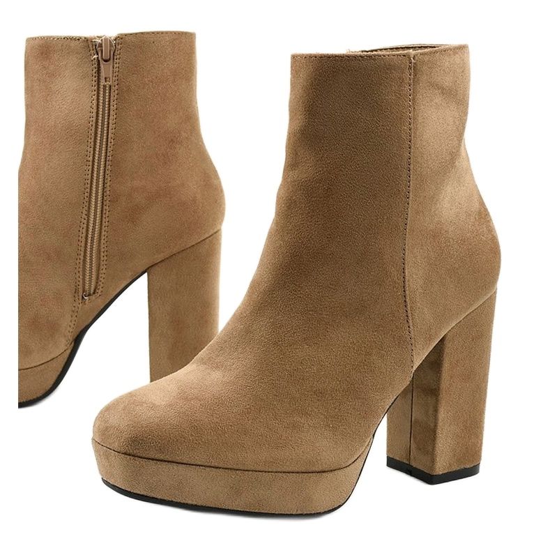 Botines de ante beige en el poste de Skye 1