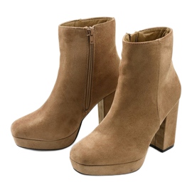 Botines de ante beige en el poste de Skye 2