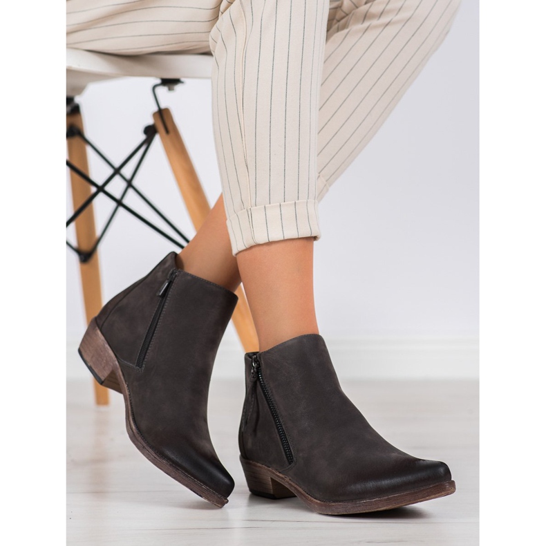 Kylie Vaqueras en el control deslizante marrón 1