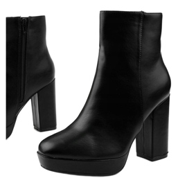 Botas negras en el poste de Wintarish negro 1