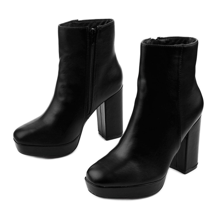 Botas negras en el poste de Wintarish negro 2