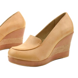 Bombas beige en el tacón de cuña Cofton 1