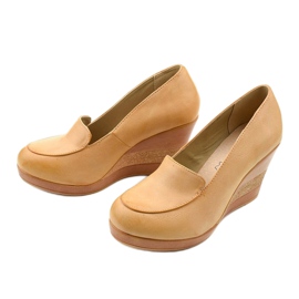 Bombas beige en el tacón de cuña Cofton 2