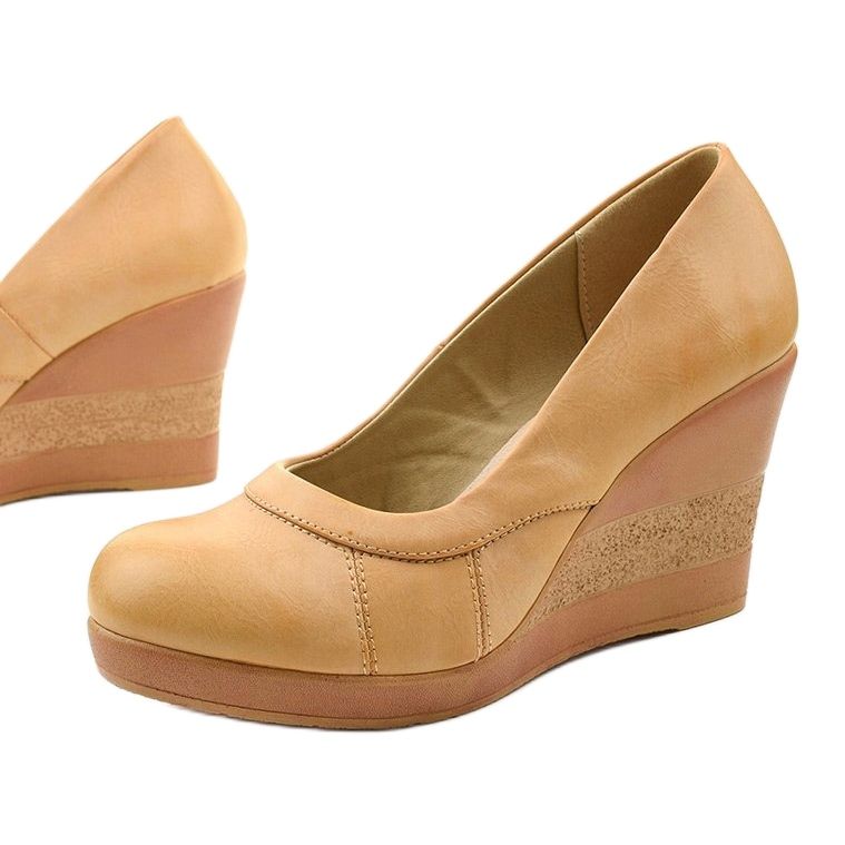 Zapatos de tacón con cuña beige de Berinara 1