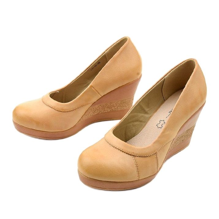 Zapatos de tacón con cuña beige de Berinara 2