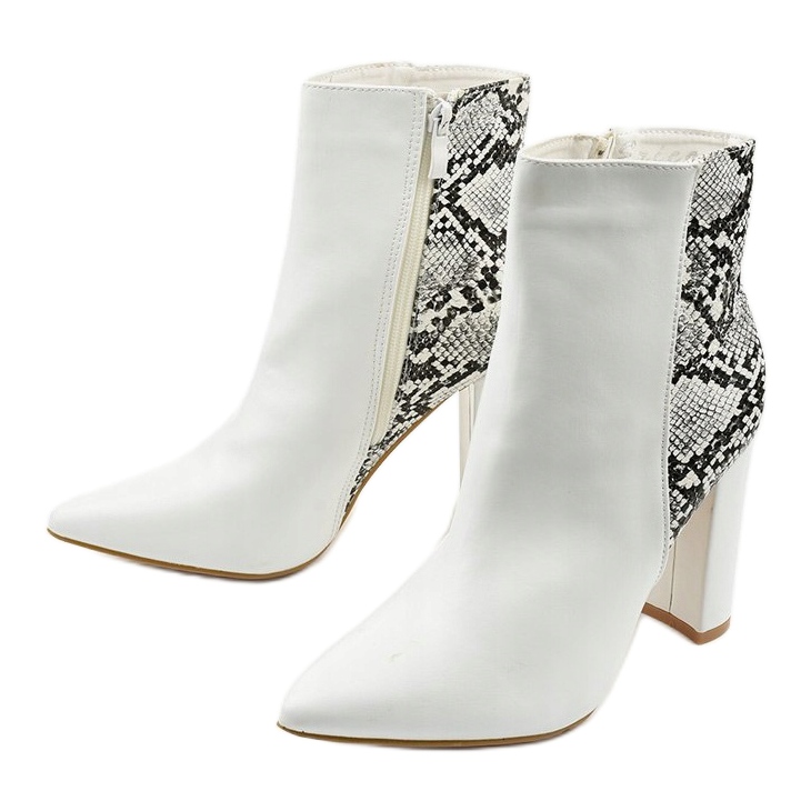 Botas blancas en el puesto de Shyvia blanco 2