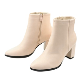 Botas beige en el poste Catael 1