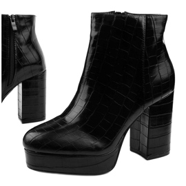 Botines negros en el poste Usinaya 1 Botines negros en el poste Usinaya 1