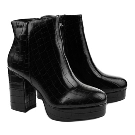 Botines negros en el poste Usinaya 3