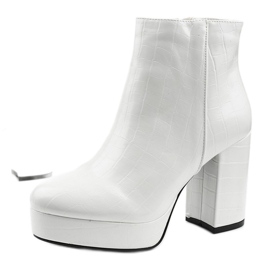 Botas blancas en el puesto de Usinaya blanco 1 Botas blancas en el puesto de Usinaya blanco 1
