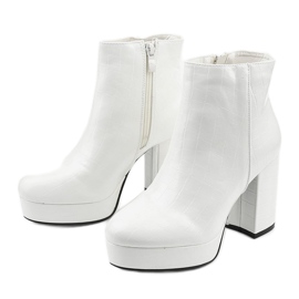 Botas blancas en el puesto de Usinaya blanco 2 Botas blancas en el puesto de Usinaya blanco 2