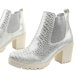 Botas plateadas en el poste de Amar plata 1 Botas plateadas en el poste de Amar plata 1