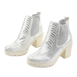 Botas plateadas en el poste de Amar plata 2 Botas plateadas en el poste de Amar plata 2