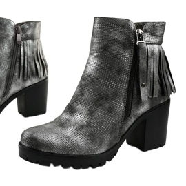 Botas grises en el poste de Amar 1 Botas grises en el poste de Amar 1