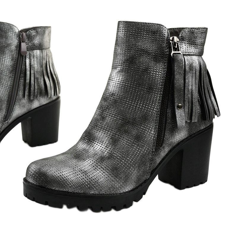 Botas grises en el poste de Amar 1 Botas grises en el poste de Amar 1