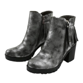 Botas grises en el poste de Amar 2 Botas grises en el poste de Amar 2