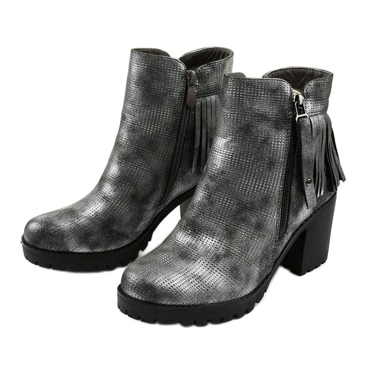 Botas grises en el poste de Amar 2 Botas grises en el poste de Amar 2