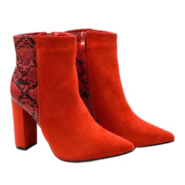 Botas rojas en el puesto de Shyvia rojo 3