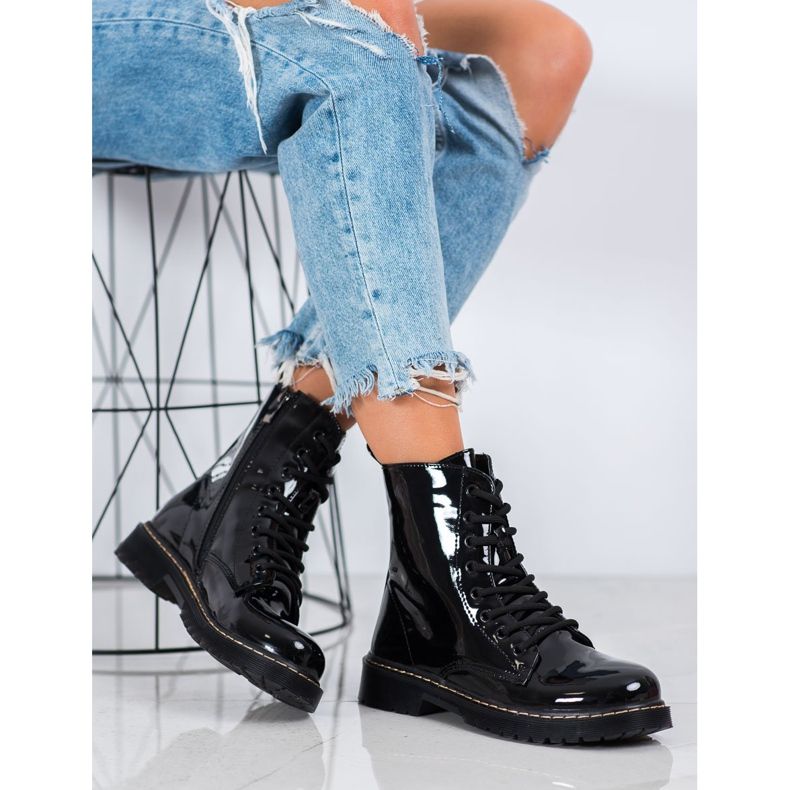 Small Swan Trabajadores lacados negro 1