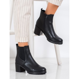 Botas ligeras en el poste negro 1