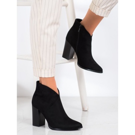 Filippo Botas con estilo en un poste negro 2 Filippo Botas con estilo en un poste negro 2