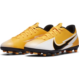 Zapatos de fútbol Nike Mercurial Vapor 13 Club FG / MG Junior AT8161 801 naranja amarillo 3