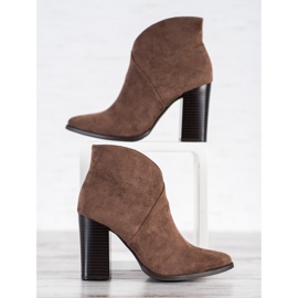 Filippo Botas con estilo en un poste marrón 1