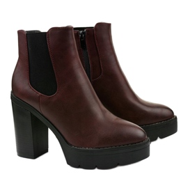 Botas granate en el poste de Merela negro rojo 3
