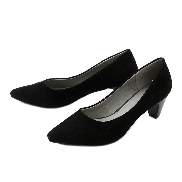 Zapatos negros de mujer en el puesto de Ynisol 2