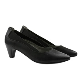 Zapatos negros de mujer en el puesto de Deloney 3