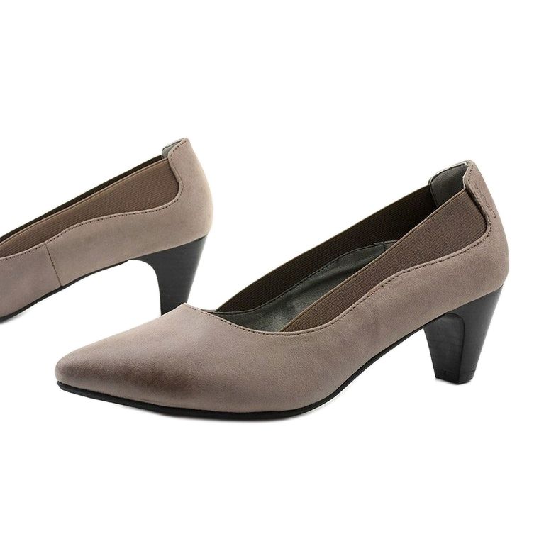 Zapatos grises de mujer en un poste de Deloney 1 Zapatos grises de mujer en un poste de Deloney 1