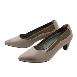Zapatos grises de mujer en un poste de Deloney 2 Zapatos grises de mujer en un poste de Deloney 2