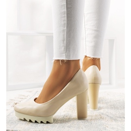 Bombas beige en el puesto de Silverbee 2