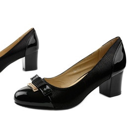 Zapatos negros de mujer en un poste de Greenbane 1