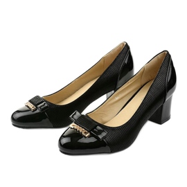 Zapatos negros de mujer en un poste de Greenbane 2 Zapatos negros de mujer en un poste de Greenbane 2