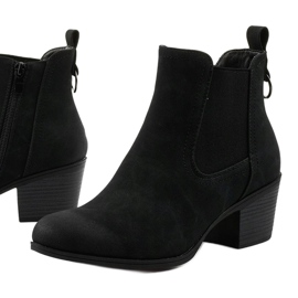 Botines de ante negro en un poste de Tarrenscribe 1