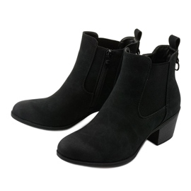 Botines de ante negro en un poste de Tarrenscribe 2