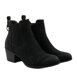Botines de ante negro en un poste de Tarrenscribe 3