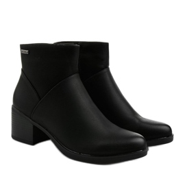 Botas negras aisladas con cremallera Suncutter negro 2