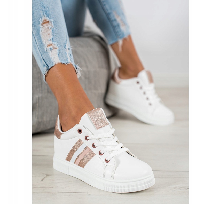 SHELOVET Calzado deportivo en una cuña blanco 1 SHELOVET Calzado deportivo en una cuña blanco 1