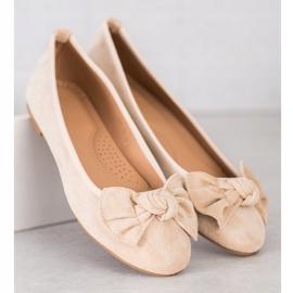 Sixth Sense Bailarina con un lazo beige 2