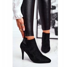 Botas de mujer en un tacón alto de oficina negro 1