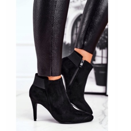 Botas de mujer en un tacón alto de oficina negro 2