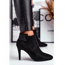 Botas de mujer en un tacón alto de oficina negro 5