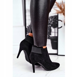 Botas de mujer en un tacón alto de oficina negro 3
