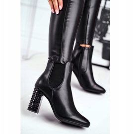 Botas de mujer en tacón negro en tus ojos 3