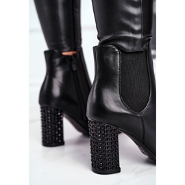 Botas de mujer en tacón negro en tus ojos 5
