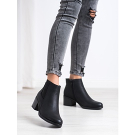 J. Star Botas en un poste negro 4